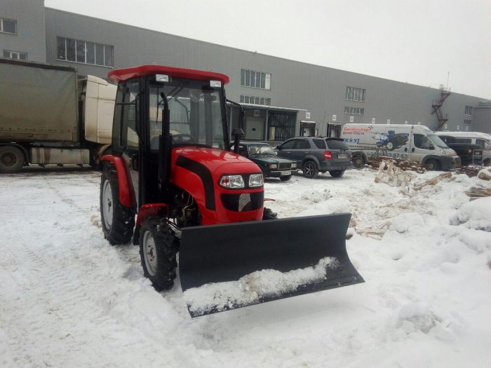Расчистка участка парковки от снега в Струнине